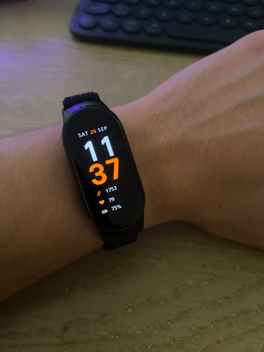 Minimal Xiaomi Smart Band 10 watch face with white and orange digits